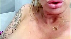 الميلف الجميلة الثديية البلوند تسمح بقذف على صدرها الكبير في الدش. لولي دايمز وجوني لوف يذيبانني!