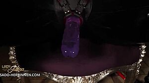 Escravo de látex da Lady Julina e chupador de strap-on