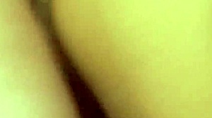 Seksy tjenestepike i lingerie og hvite fiskenettstrømper blir vill i en dampende trekantknepping