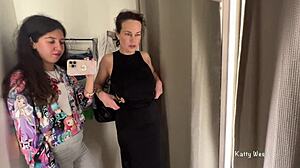 Dos zorras calientes escabulléndose en vestuario público