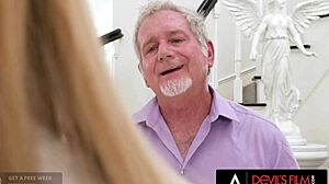 Хей, Хлое Капри, защо жадуваш кура на заварения си татко в тази сладка 18+ дупе?