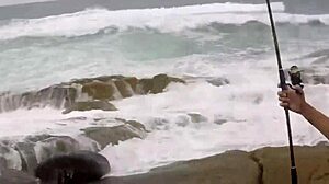marido e amiga fazem orgia com pescador na praia 😏