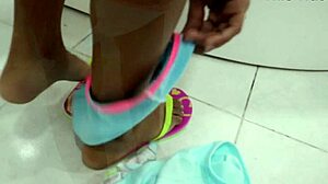 Pequeña Latina De Tetas Pequeñas Gets Fingered And Masturbates