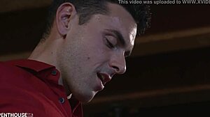 Hei, så du Mercedes Carrera blindfoldet, gir mannen sin het blowjob på kjøkkenet?