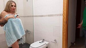 Секси маћеha ужива у купатилском забављању после туша