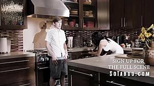 hey, stepmom को फेमिलियर कॉक की क्रेविंग ने माइंड को घेर लिया... वाइल्ड स्टफ! 😈