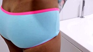 Pequeña Latina De Tetas Pequeñas Gets Fingered And Masturbates