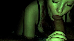 Jovenzinha faz deepthroat e goza na boca com homem mais velho em ação hardcore