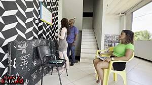 professor com tezão estudantes são castigadas pelo mestre por não saber a lição de matematica