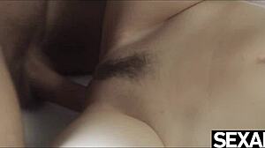 Tengok brunette comel ini mengendalikan zakar besar kawan lelakinya