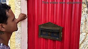 Помогающий сосед пойман в неожиданной кухонной встрече с горничной