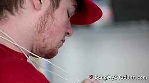 L'intello jeune 18+ Joseline Kelly chevauche une bite massive d'étudiant 18+ fort