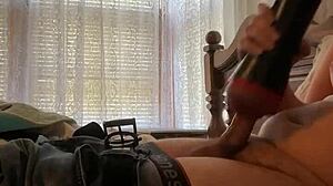 Соло-мужчина ебёт флешлайт с интенсивным стоном