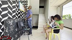 professor com tezão estudantes são castigadas pelo mestre por não saber a lição de matematica