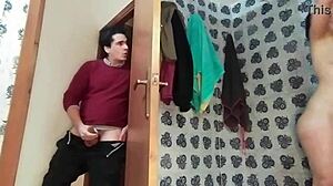 Üvey kız kardeşimi duşta çıplak yakaladım ve o sik istedi