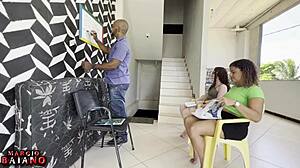 professor com tezão estudantes são castigadas pelo mestre por não saber a lição de matematica