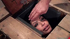 Milfka s obrovskými prsama otrokyně cucá obrovský čurák