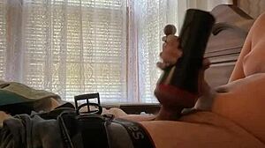 Соло-мужчина ебёт флешлайт с интенсивным стоном