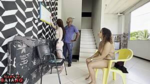 professor com tezão estudantes são castigadas pelo mestre por não saber a lição de matematica