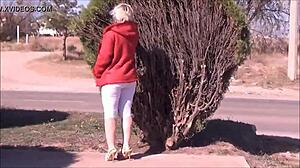 Hvide leggings viser store røve i dristig udendørs tease. Skjulte glimt afslører ægte trussekort