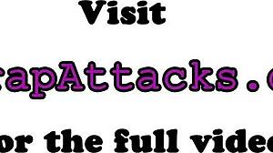 وااو! دوميناترا مثيرة الصدر تلعق وتصفع عبدها بسيطرة شرسة!