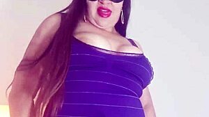 Esposa puta se masturba y gime fuertemente por el juguete en su deliciosa concha