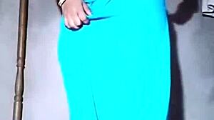 Se saftig bhabhi rive klær for å vise store pupper!