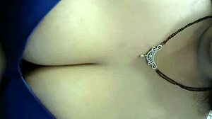 Telugu-tante Priya viser store pupper og fet rumpe!