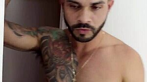 tio ensina sobrinho como seduzir cara em cenas quentes bareback