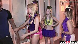 Sexy vrienden neuken hard op Mardi Gras feest