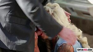 Elle и Dane Cross јебу јако на уништеном ауту у прљавој МИЛФ сцени