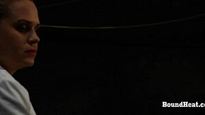 Underdanig slave tåler ydmygelse og orgasme i lesbisk voyeur-scene