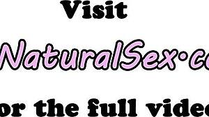 Petite amatrice 18+ se fait baiser la chatte fort par derrière, wow ! 😍