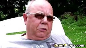 18+ genç hatun traşlı amı yalayıp sik emiyor