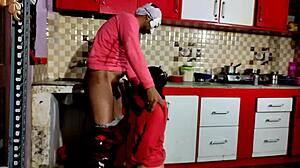 החברה הסקסית שלי מזיינת אותי במטבח ככה?