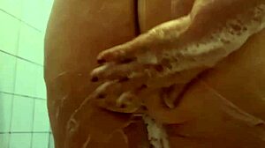 뚱뚱한 통통한 할머니가 뜨거운 샤워 순간을 즐겨!