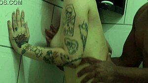 Eu e meu primo economizamos água tomando banho juntos