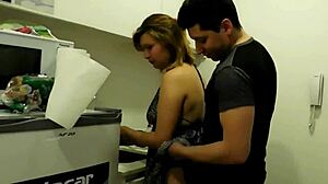 Βρήκα έναν φίλο και μου χτύπησε τον κώλο δυνατά