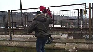 갈색머리 미녀, 젖은 보지에 단단한 자지 받아