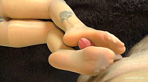 Степис дает футджоб и хэндджоб! Сперма на нейлоновые ноги!