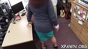 babe reveals her twat and sucking skills in amateur scene