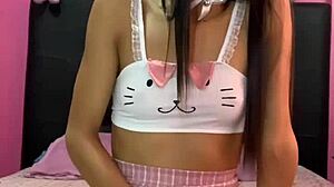 Latina-brunette Linda giver intense håndjob-instruktioner til at komme i cosplay