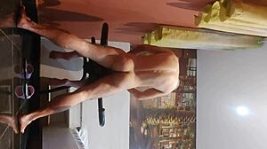 Vroča žena stoka glasno v motelu z obešenim samcem