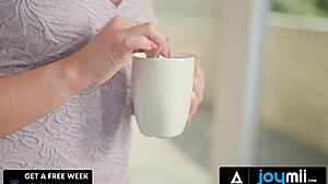 Йо, виж как Лиси Кити се справя с този огромен кур в тесния си задник!