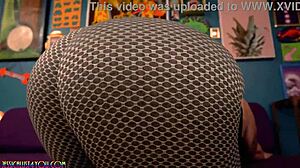 Jessica shows off her wiggly bbw ass in casual milf scene