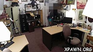 babe reveals her twat and sucking skills in amateur scene