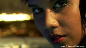 Смывает грехи в священной бане, полная страсти