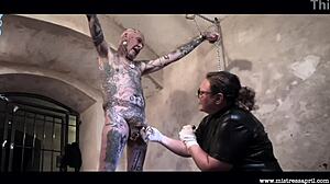 Dominatrix Mistress April dominerar på piskträning dag 3