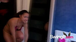 Hey babes, klar til at bytte og kneppe i denne vilde softcore orgy med sort blonde?