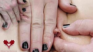 उसकी चूत फैला के लंड अंदर घुसते देखो